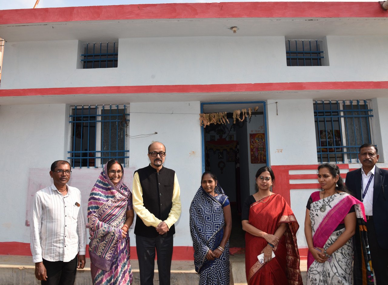 CG : स्वच्छता का संदेश देने राज्यपाल रमेन डेका ने रूद्री के सामुदायिक शौचालय का किया अवलोकन