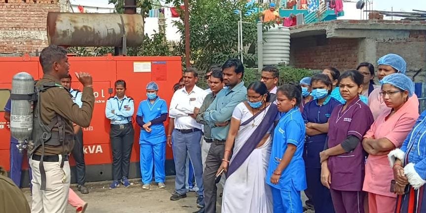 CG : स्वास्थ्य विभाग के अधिकारियों और कर्मचारियों को अग्निशामक यंत्रों एवं आग से बचाव के संबंध में दिया जा रहा है प्रशिक्षण