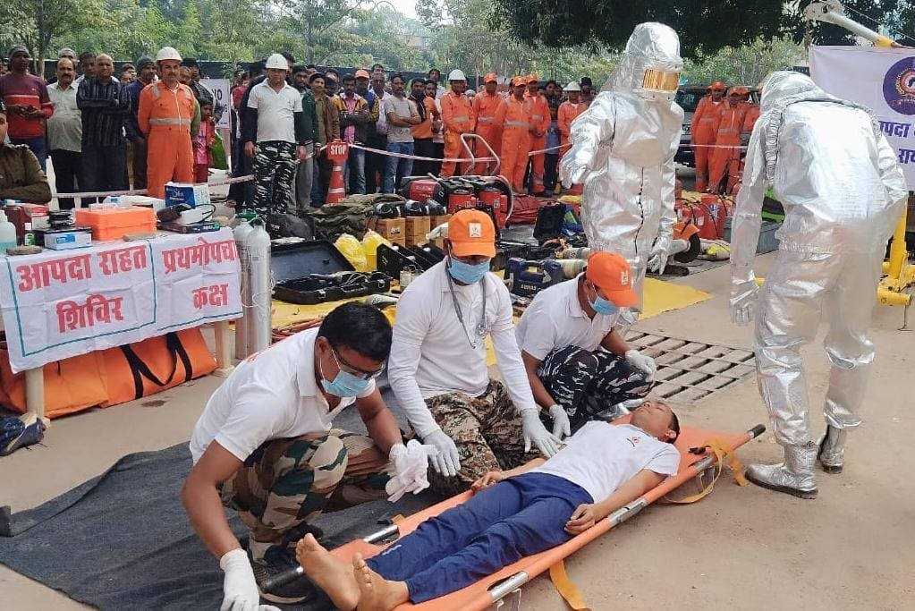 CG : अम्बेडकर अस्पताल में एनडीआरएफ, एसडीआरएफ और फायर ब्रिगेड विभाग का संयुक्त फायर एंड रेस्क्यू मॉक ड्रिल प्रदर्शन