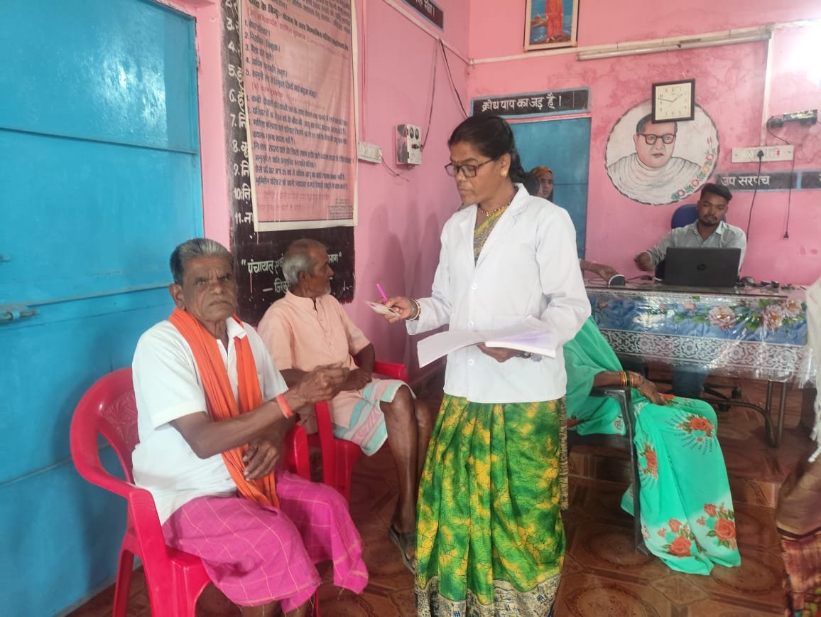 CG : आयुष्मान वय वन्दना कार्ड पंजीयन में धमतरी जिला पूरे प्रदेश में दूसरे स्थान पर