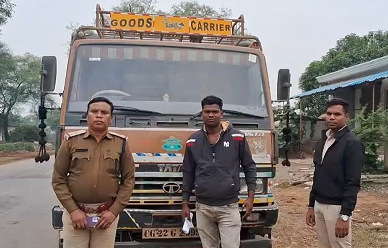 CG : गिधौरी-सरसिंवा मार्ग पर ओवरलोड वाहनों का कटा चालान