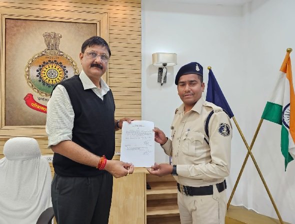 CG : साइबर ठगी के पीड़ितों को आरक्षक ने वापस दिलाई राशि, आईजी ने किया सम्मानित