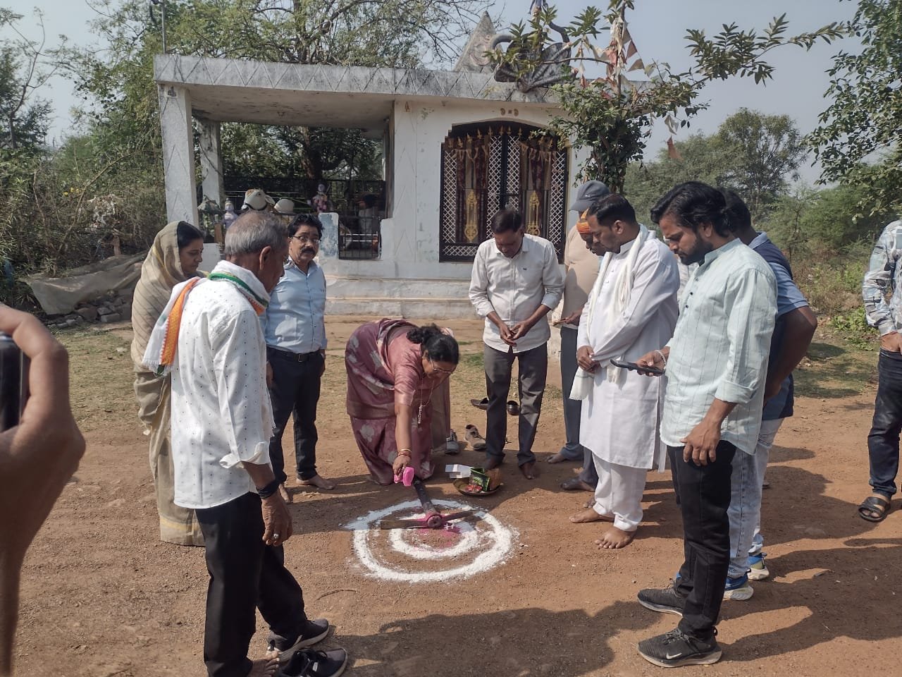 राजनांदगांव : वार्ड नं. 7 में शीतला मंदिर के पास सीमेंट कांक्रिट रोड निर्माण के लिये महापौर ने किया भूमि पूजन