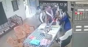रायपुर : हेडमास्टर ने महिला अधिकारी पर किया हमला