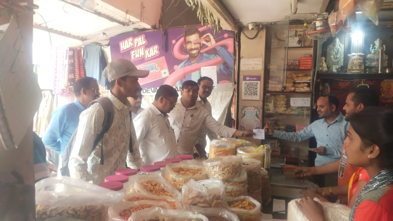 राजनांदगांव : प्रतिबंधित प्लास्टिक के लिये निगम की टीम ने की कार्यवाही बाजार क्षेत्र के 15 दुकानदारों पर 10 हजार 2 सौ रूपये जुर्माना एवं 5.50 किलो सिंगल यूज प्लास्टिक की जप्ती