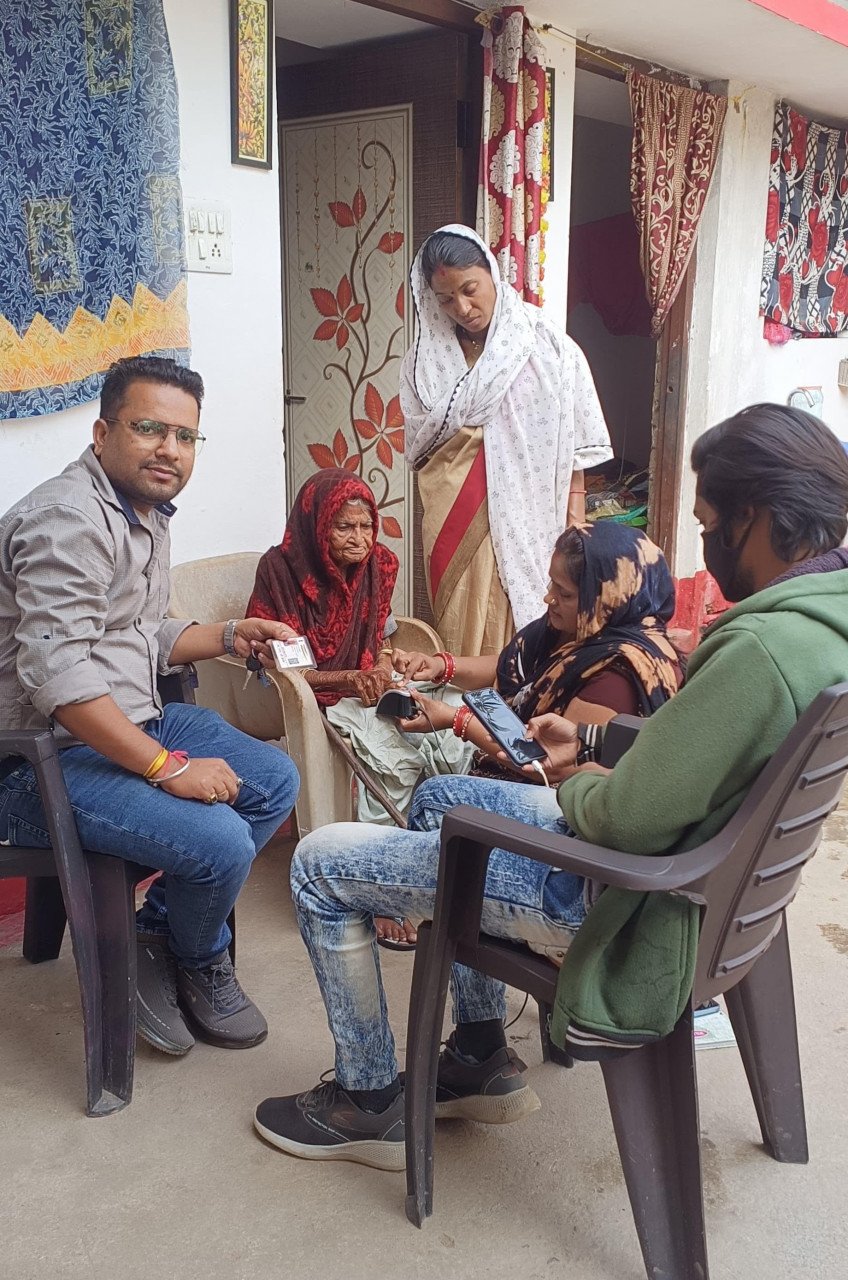 CG : वय वंदन योजनाः बुजुर्गाे को मिल रही विशेष स्वास्थ्य सहायता, विशेष शिविर का आयोजन कर बनाए जा रहे कार्ड