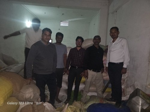 CG : चारभाटा में जीतू गुप्ता के घर से 80 बोरा अवैध धान जब्त