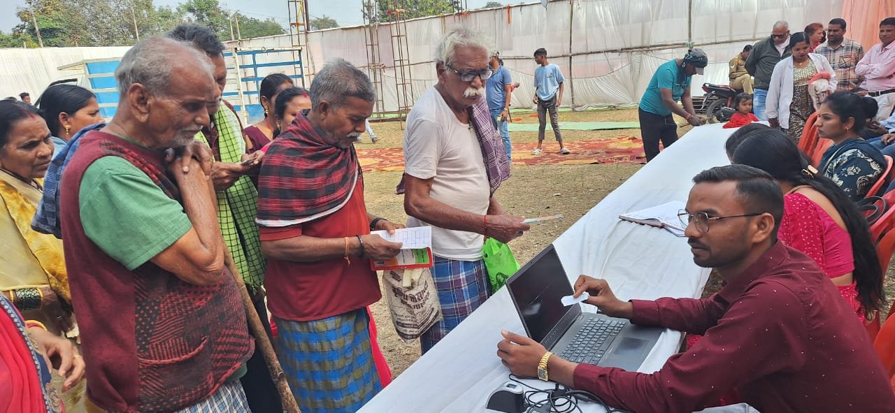 CG : बुजुर्गाे को मिल रही विशेष स्वास्थ्य सहायता, विशेष शिविर का आयोजन कर बनाए जा रहे कार्ड