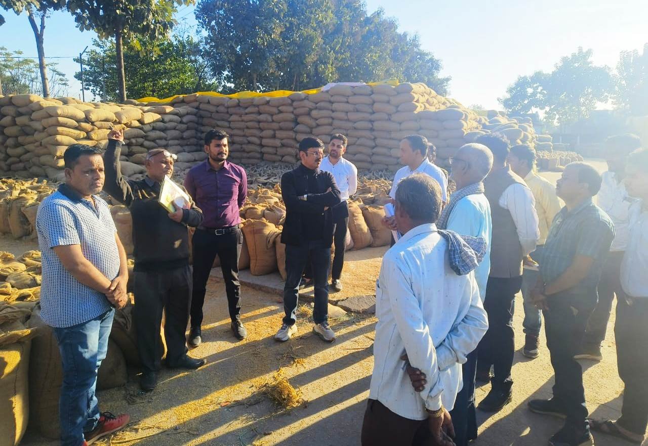 CG : खाद्य संचालक ने बिलासपुर जिले का दौरा कर धान खरीदी केन्द्रों का लिया जायज़ा