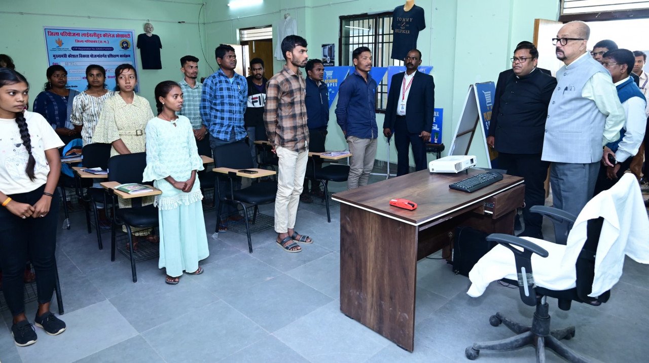 CG : राज्यपाल रमेन डेका ने गरियाबंद लाईवलीहुड कॉलेज का किया निरीक्षण
