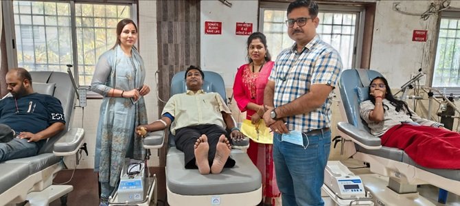 CG : डॉक्टरों ने रक्तदान कर “रक्तदान महादान” की अनूठी मिसाल पेश की