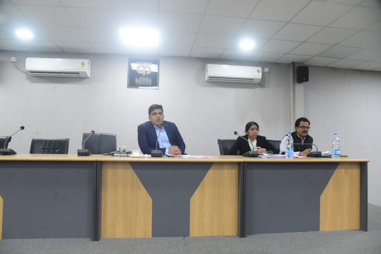 CG : हितग्राहियों को स्वीकृत कार्य को शीघ्र शुरू करने के लिए प्रोत्साहित करें , कलेक्टर
