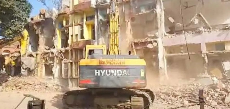 CG : बिलासपुर में बड़ी कार्रवाई: 100 साल पुराने मिशन अस्पताल पर चला बुलडोजर…