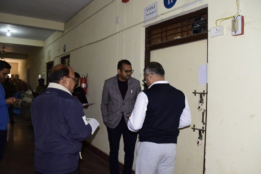 CG : कलेक्टर ने किया ईवीएम वेयरहाउस का निरीक्षण