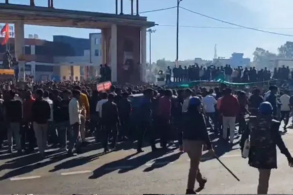 यूका के कचरे पर MP के पीथमपुर में बवाल, पुलिस का लाठीचार्ज, 2 युवकों ने की आत्मदाह की कोशिश