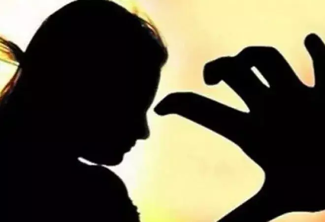 CG : महिला ने 2 बच्चों को बोझ में लेकर लगाई न्याय की गुहार,
