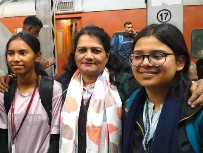 छत्तीसगढ़ की दो छात्राएं पीएम मोदी से सीधे संवाद करने दिल्ली रवाना हुई…