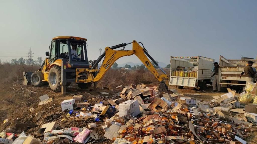 CG : 10 हजार 985 लीटर जब्त शराब पर प्रशासन का चला बुलडोजर…