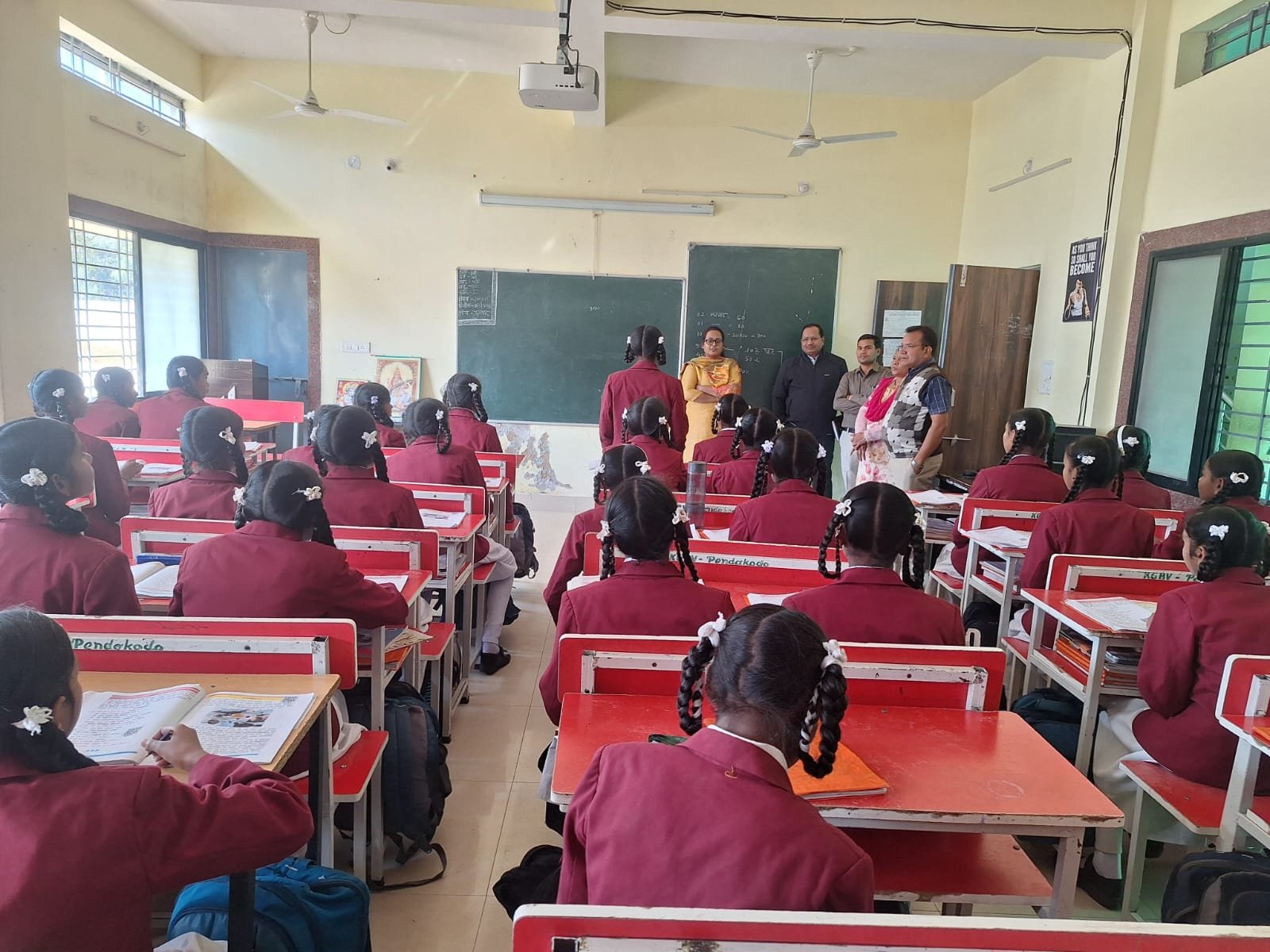 मोहला : संयुक्त एकलव्य आवासीय विद्यालय अंबागढ़ चौकी में फैली गंदगी का आलम देखकर नाराज हुई कलेक्टर