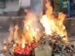 CG : महिलाओं ने शराब कोचियों को सिखाया सबक, अड्डे को आग से फूंका