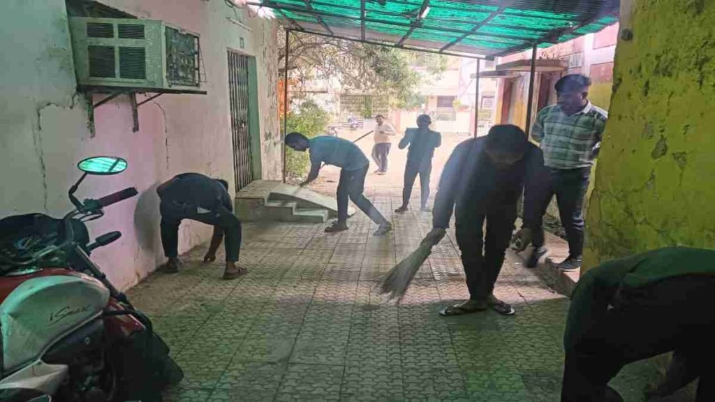 CG : रात में आवारा घूमने वाले युवाओं को सिखाया सबक… 