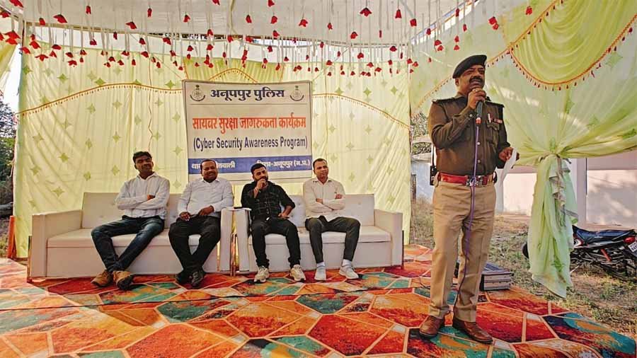 बसंत पंचमी पर सकरा मेला में कोतवाली अनूपपुर पुलिस द्वारा आयोजित किया गया साइबर क्राइम सुरक्षा जागरूकता कार्यक्रम