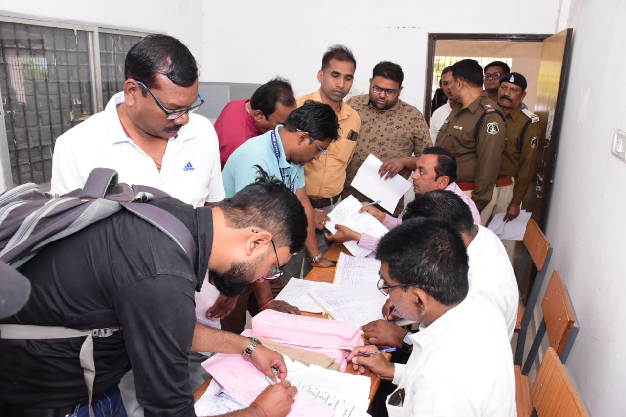 राजनांदगांव : सुरक्षा में लगे पुलिस जवान एवं मतदान दलों के अधिकारी-कर्मचारियों ने निर्वाचन कर्तव्य मतपत्र के माध्यम से मताधिकार का किया प्रयोग