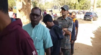 CG : IPS अधिकारी ने लाइन में लगकर किया मतदान, ग्रामीणों ने की तारीफ
