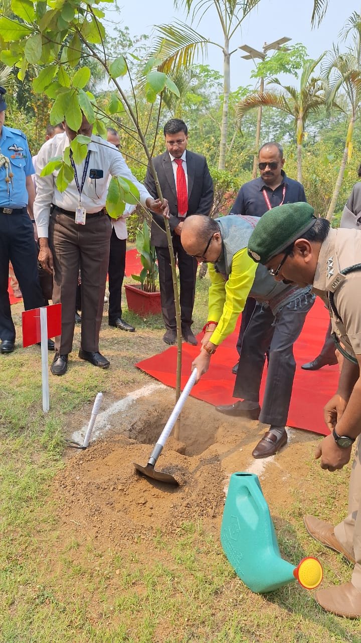 CG : रायपुर राज्यपाल रमेन डेका ने कोरबा कलेक्ट्रेट परिसर में ’एक पेड़ माँ के नाम अभियान‘ अंतर्गत किया पौधारोपण