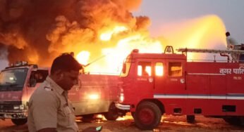 मंदसौर में भीषण आग, आसपास के गांवों में अलर्ट, जल जीवन मिशन के पाइप खाक