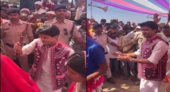 केंद्रीय मंत्री ने बजाया ढोल, आदिवासियों के साथ जमकर नाचे सिंधिया
