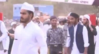 भोपाल में ईदगाह के बाहर मुस्लिम युवा फिलिस्तीन के समर्थन में बैनर लेकर खड़े नजर आए