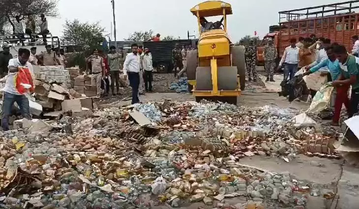 राजनांदगांव : जब्त शराब का नष्टीकरण, बुलडोजर से चकनाचूर किया गया…