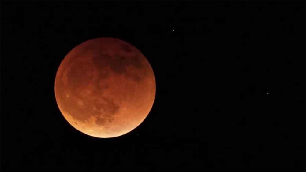 चंद्र ग्रहण आज, करीब साढ़े तीन घंटे तक चलेगा, इन देशों में दिखाई देगा ग्रहण