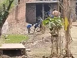 CG : स्कूल में बच्चों ने की नाली की सफाई, टीचर पर होगी कार्रवाई