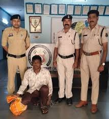 CG : छापेमारी कर कुरूद पुलिस ने गांजा तस्कर को पकड़ा