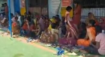 CG : शराब दुकान में तालाबंदी, हटाने की मांग पर अड़े ग्रामीणों ने खोला मोर्चा