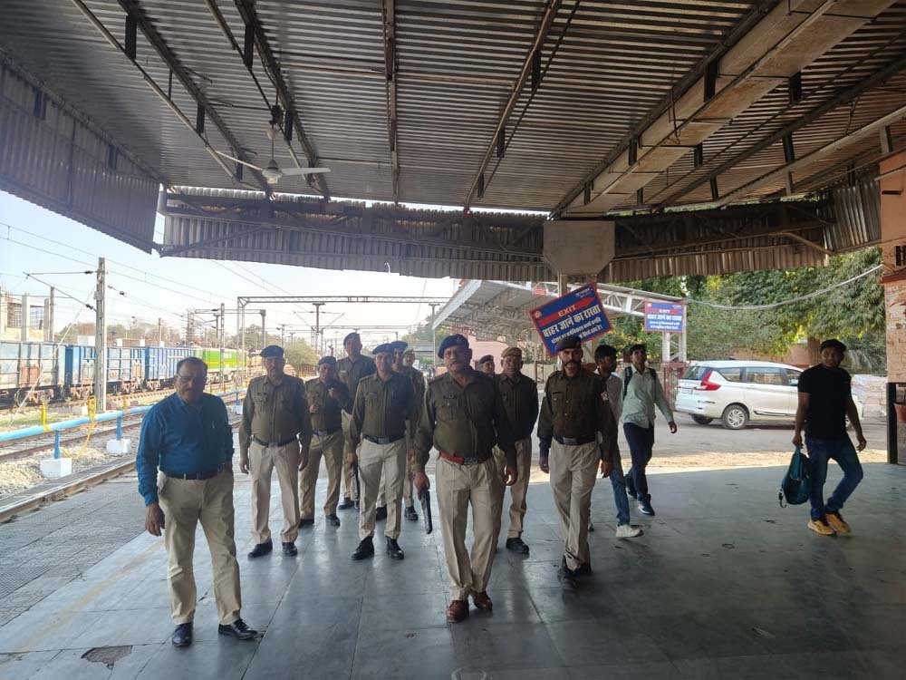 रेलवे के प्रमुख रेलवे स्टेशनों पर अतिरिक्त संख्या में रेलवे सुरक्षा बल के साथ साथ रेलवे सुरक्षा विशेष बल के जवान तैनात हुए