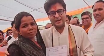 मंत्री सिंधिया ने एक महिला को गुटखा खाते हुए पकड़ लिया और उसे फटकार लगाई