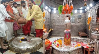 ज्योतिर्लिंग महाकाल मंदिर में भगवान महाकाल के शीश मिट्टी के कलशों से शीतल जलधारा प्रवाहित करने की शुरुआत