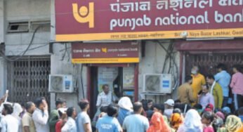 अमरनाथ यात्रा के ऑफलाइन रजिस्ट्रेशन के पहले दिन पंजाब नैशनल बैंक की शाखा पर श्रद्धालुओं की उमड़ पड़ी भीड़