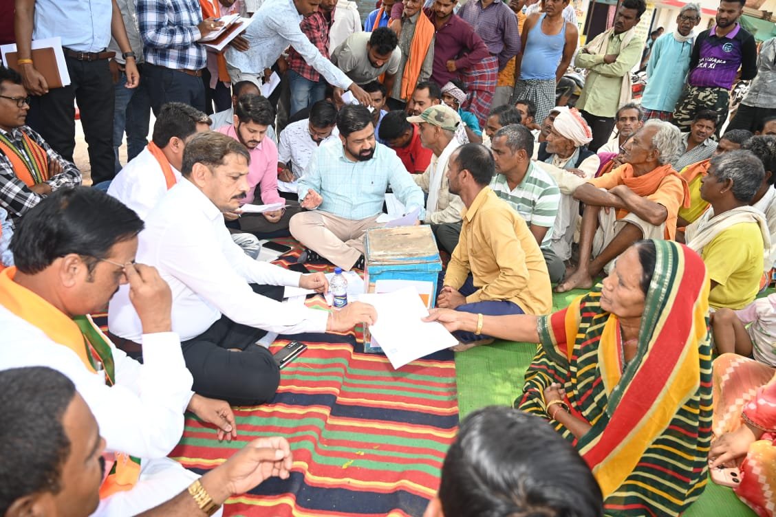 CG : सुशासन तिहार 2025 : प्रथम चरण के अंतिम दिन कलेक्टर वर्मा और जिला पंचायत अध्यक्ष साहू खैरबनाकला पहुंचकर स्वयं ग्रामवासियों से आवेदन लिए
