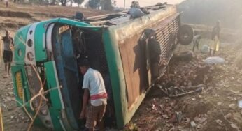 CG : तेज रफ्तार बस पलटी, कई यात्री घायल