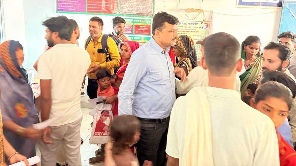 तहसीलदार ने अवैध रूप से संचालित आधार कार्ड सेंटर पर किया छापामार कार्यवाही