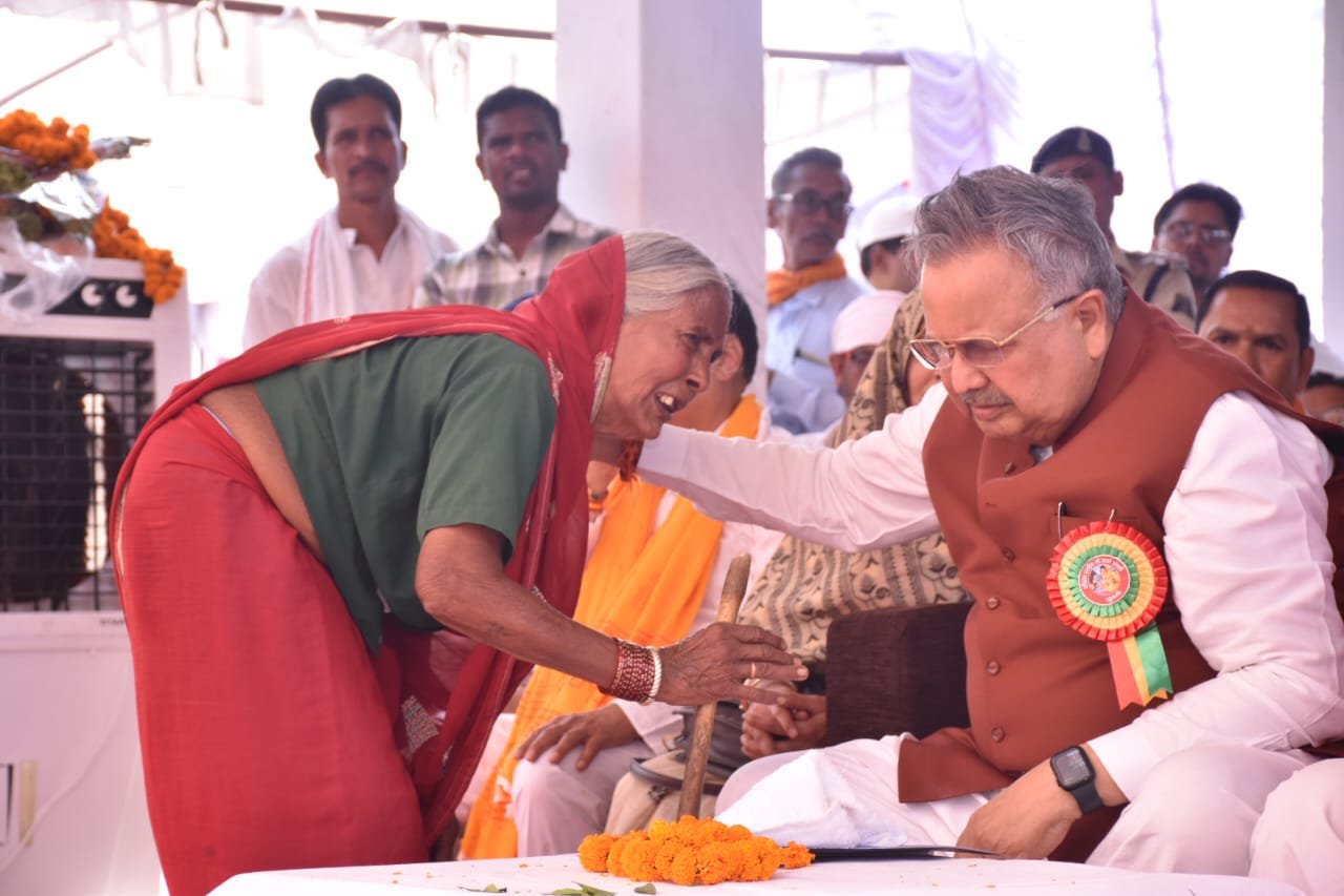 राजनांदगांव : विधानसभा अध्यक्ष डॉ. रमन सिंह ग्राम सुरगी में मां कर्मा जयंती एवं लोकार्पण समारोह में हुए शामिल