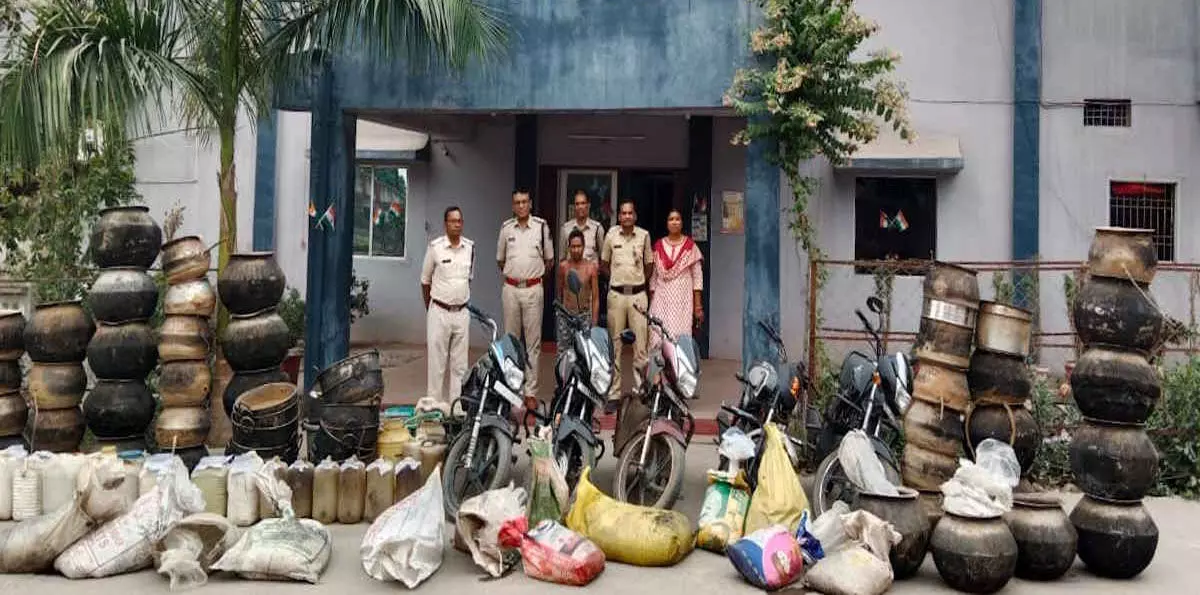 CG : पुलिस ने अवैध कारखाने में मारी रेड, बनाया जा रहा था महुआ शराब