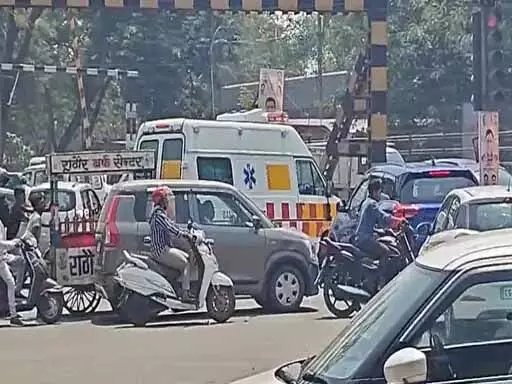 CG : मालगाड़ी फंसने से रेलवे फाटक घंटो तक बंद, एंबुलेंस फंसी रही