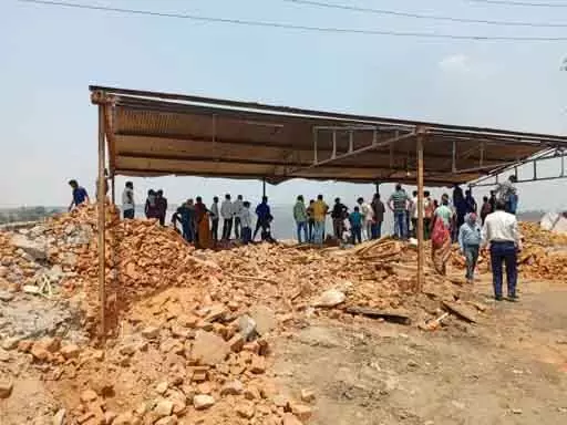 CG : कॉलेज के भवन को तोड़ने पर हंगामा, ग्रामीणों ने SECL को दी चेतावनी