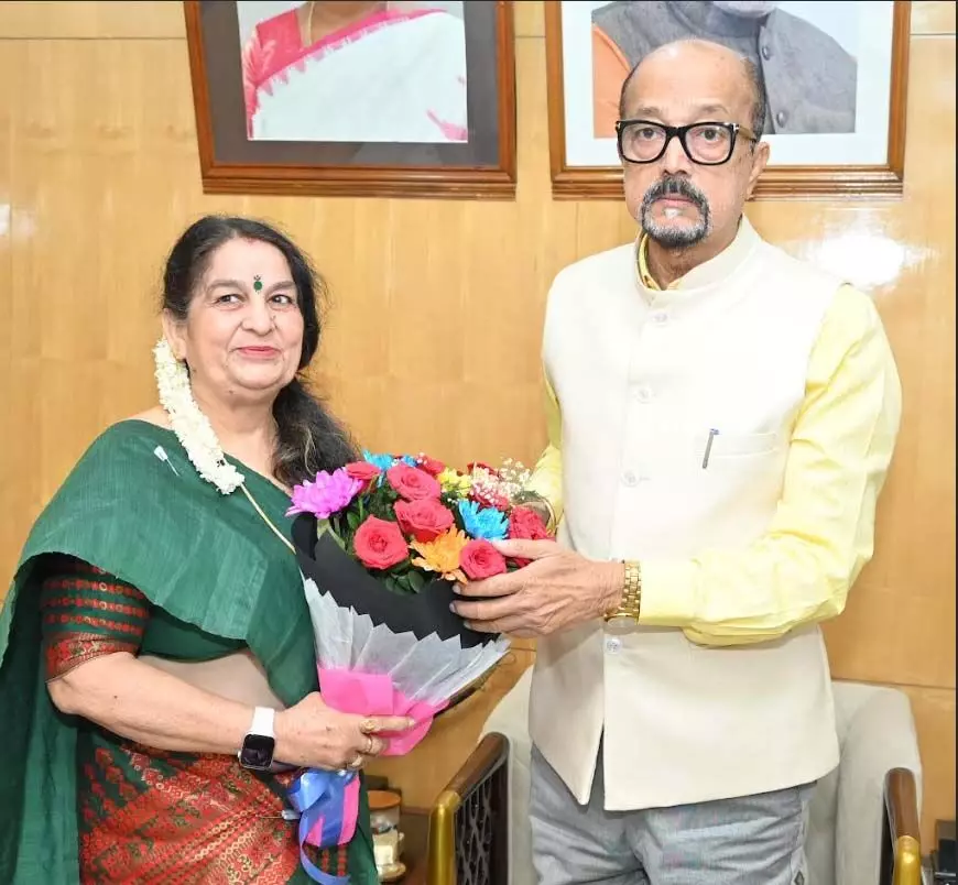 CG : राज्यपाल डेका से कुलपति डॉ. शर्मा ने सौजन्य भेंट की