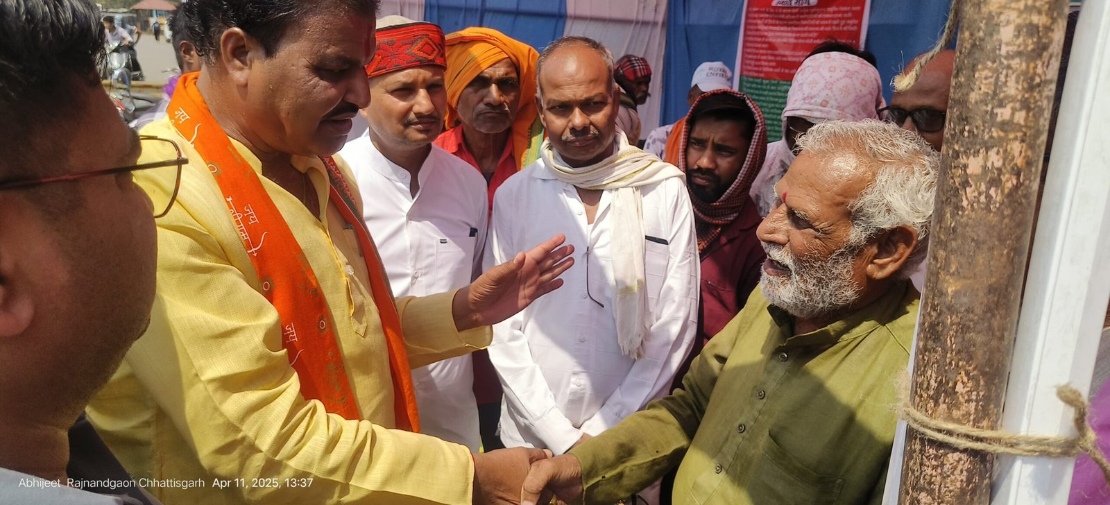 राजनांदगांव :विभिन्न मागों को लेकर अनशन पर बैठे छत्तीसगढ मुक्ति मोर्चा के जिला अध्यक्ष प्रेेमनारायण वर्मा सहित अन्य लोगो से महापौर यादव ने की चर्चा